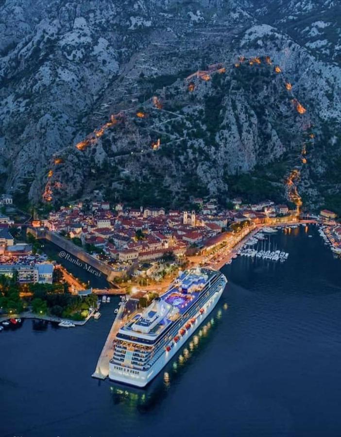 Red House Apartment Kotor Exterior photo